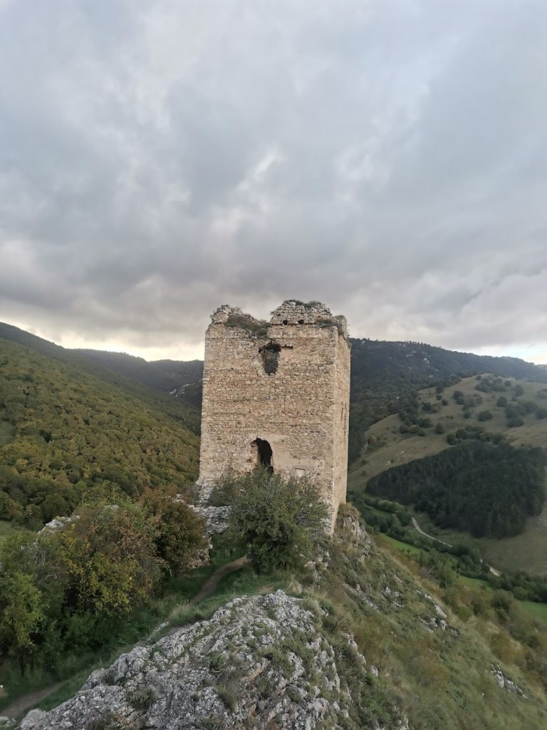 turnul din cetatea trascăului